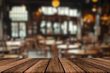 Soyut bulanık bokeh arka plan restoranın önünde boş koyu ahşap masa. Ürün montaj veya görüntü için kullanılabilir. Alan için alay