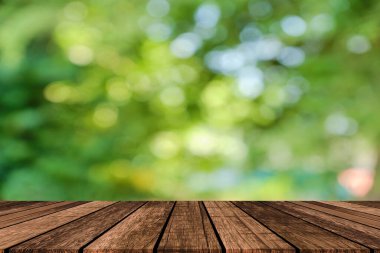 Ürün veya grafik tasarımı için ahşap tablo ve orman arkaplanı.