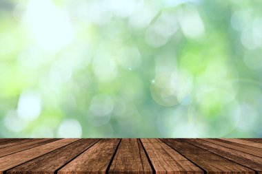 Ürün veya grafik tasarımı için ahşap tablo ve orman arkaplanı.