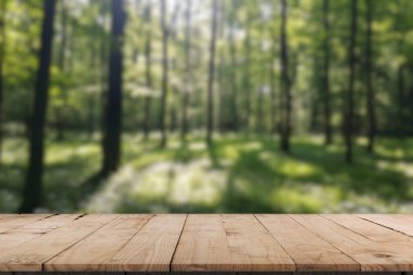 Kırsal kesimin önündeki boş köy masası. ürün gösterimi ve piknik konsepti