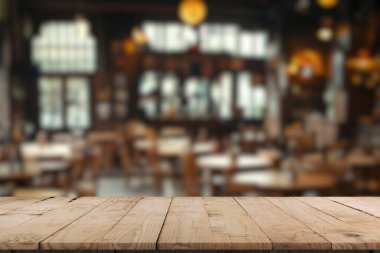 Açık hava kahve restoranı ya da arka plan için kafesi olan boş ahşap masa.