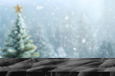 Görüntü Bokeh Noel ağacı dekorunda siyah mermer masa. Şov başladığında sicim ışığı arkaplanı, kış tatili tebrik kartı..