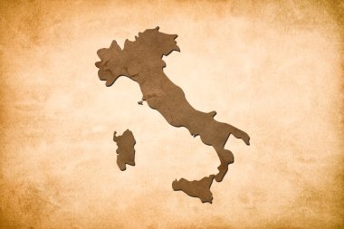 Buruşuk kraft kağıdından yapılmış İtalya haritası. Geri dönüştürülmüş materyalle el yapımı harita. İtalya Bağımsızlık Günü 2 Haziran.