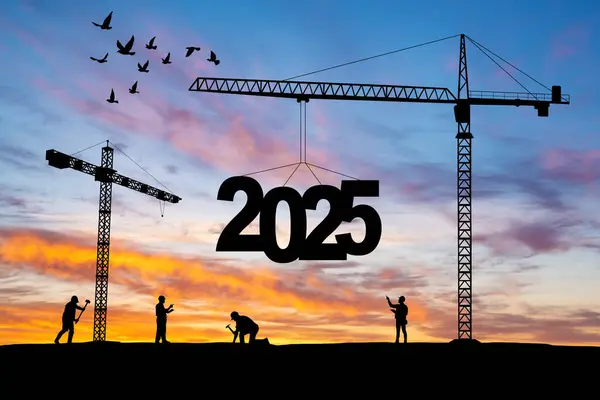 İnşaat vinçlerinin inşa edildiği inşaat alanının silueti 2025 yılının yeni yılını gün batımında karşılamaya hazır olun..