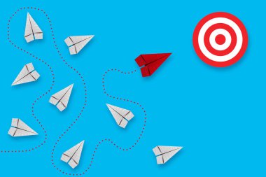 Kırmızı kağıt uçakla hedef kavramı. hedef Simge