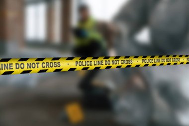 Sarı renkli, yasal dilimlenmiş çizgiye yaklaşın. Bu hat POLİS hattını geçmez. Suç mahalli konsepti.