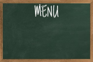 Boş menü tahtası standı ve menüsü olan açık kafe yazı tahtası.