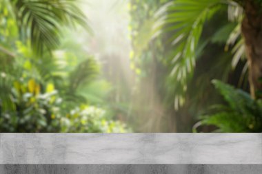 Boş beyaz mermer masa üstü, parkta bulanık ağaç, arka planda bokeh ışığı, tasarımınızın görüntülenmesi için şablonu, ürün reklamı için Banner, panorama görünümü.