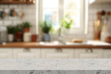 Mermer Taş Masa üstü (mutfak Island) üzerinde mutfak iç arka plan bulanıklık - görüntülemek için kullanılan veya ürün montaj