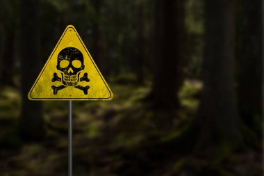 Kafatası resimli sarı yol tabelası