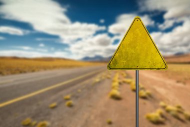 Çöl yolundaki boş yol tabelası