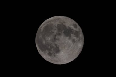Ay, dingin güzelliğiyle gece gökyüzünü aydınlatıyor.
