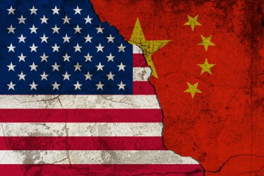 Amerika Birleşik Devletleri ile Çin Halkı arasındaki çatışma kavramı. Duvarda çatlak bayraklı boyanmış bayraklar.