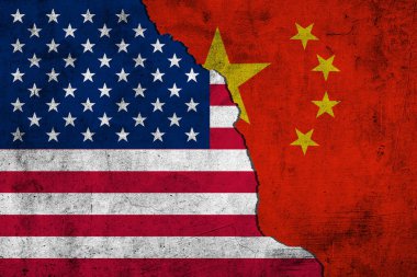 Amerika Birleşik Devletleri ile Çin Halkı arasındaki çatışma kavramı. Duvarda çatlak bayraklı boyanmış bayraklar.