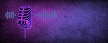 Mavi arka plan pankartı, Podcast veya kayıt stüdyosunun arka planında dalga formu olan profesyonel mikrofon