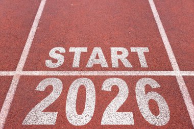 Yeni yılın başlangıcı. Koşu yolunda 2025, 2026, 2027 yılındaki değişiklikler. Yeni yılda başlayan yeni fikirlerin kavramı, KPI 'nin hayatta başarı hedeflerini belirlemenin yanı sıra planlama.