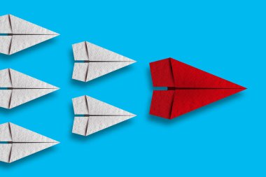 Kağıt uçağın yeni yönündeki iş rakibi avantajı, rakip şahsın üç boyutlu render vektöründe yeni bir rekabetçi çözüm için farklı yönleri göstermesi. Yeni fikirler için liderlik yarışması.