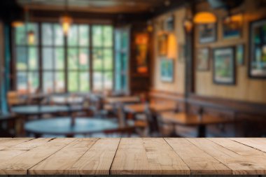 Geçmişi bulanık olan boş ahşap masa ya da kafeterya restoranı.