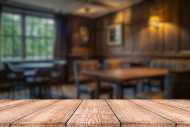 Bulanık Restoran arka plan ile boş ahşap masa