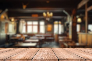 Bulanık Restoran arka plan ile boş ahşap masa