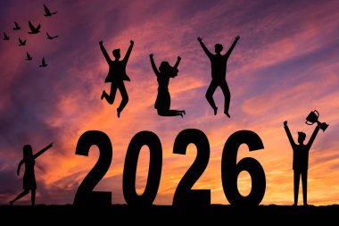 Mutlu yıllar - Manzara arka plan panoraması 2026 - Dağların siyah silueti ve insanın yıl tutuşu ile nefes kesici manzara, gün doğumunda