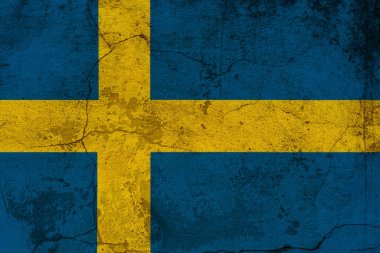 Köhne beton bir duvar yüzeyinde İsveç bayrağı. İsveç Ulusal Günü 6 Haziran.