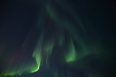 Kuzey ışıkları, gece gökyüzündeki Aurora Borealis Lapland, Finlandiya 'daki donmuş göl üzerinde.