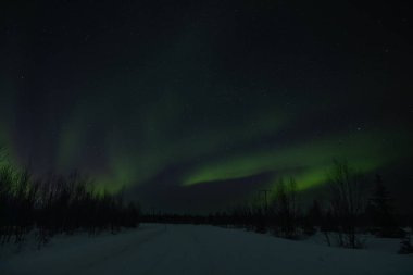 Karla kaplı yüksek dağların üzerinden kuzeyin muhteşem manzarası, Aurora Borealis, İzlanda, Norveç, Finlandiya, İsveç.