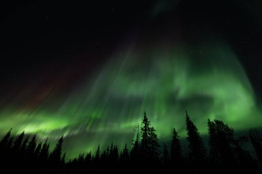 Karla kaplı yüksek dağların üzerinden kuzeyin muhteşem manzarası, Aurora Borealis, İzlanda, Norveç, Finlandiya, İsveç.