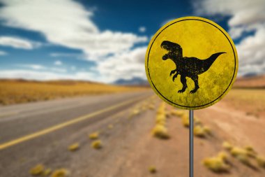 Çölde izole edilmiş dinozor resimli sarı trafik etiketi.