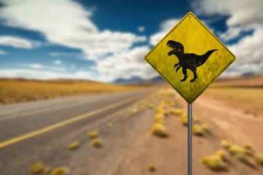 Çölde izole edilmiş dinozor resimli sarı trafik etiketi.