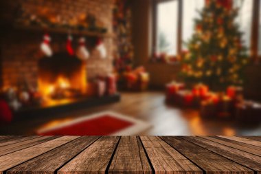 Noel ağacının önündeki boş masa dekorasyon arka planında. Ürün görüntüleme kurgusu için