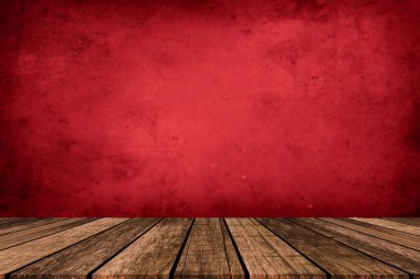 Önplanda boş ahşap masa. Ürün yerleştirme için arka planda kahverengi ya da kırmızı renkli duvar kağıdı var. Lüks konsept için kırmızı arkaplanı olan boş kahverengi ahşap masa.