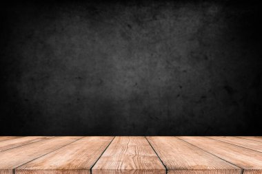 Karanlık oda arka planındaki ahşap masa reklam için..