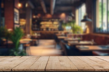Boş ahşap masa üstü, arka planda ışıklar bokeh..