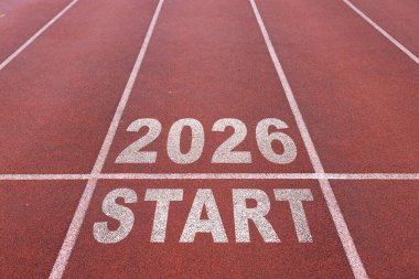 Yeni yıl 2026 'da atletizm pistinin ortasında yazılmış. Planlama kavramı