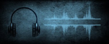 Podcast ses ekipmanı. Ses mikrofonu, ses kulaklığı, cep telefonu ekranında podcast uygulaması. Koyu arkaplandaki ses kaydı. Canlı radyo oynatıcı model pankartı