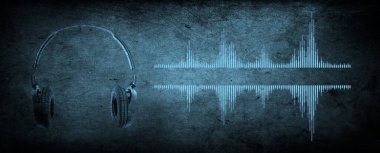 Podcast ses ekipmanı. Ses mikrofonu, ses kulaklığı, cep telefonu ekranında podcast uygulaması. Koyu arkaplandaki ses kaydı. Canlı radyo oynatıcı model pankartı