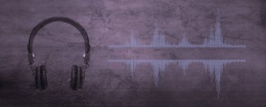 Arka fonda kulaklık ve dalga boyu olan profesyonel mikrofon. Podcast veya kayıt stüdyosu arka planı