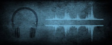 Podcast ses ekipmanı. Ses mikrofonu, ses kulaklığı, cep telefonu ekranında podcast uygulaması. Koyu arkaplandaki ses kaydı. Canlı radyo oynatıcı model pankartı