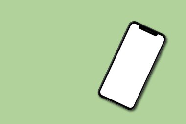 Yeşil duvarda izole edilmiş akıllı telefon kullanarak kadının elini kapat. Modern akıllı telefonun boş beyaz ekranını gösteren kadın elleri. İş kadını elinde cep telefonu tutuyor ve parmak iziyle kilidi açıyor..