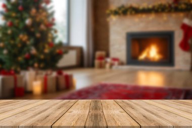 Noel ağacının önündeki boş masa dekorasyon arka planında. Ürün görüntüleme kurgusu için