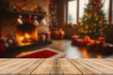 Noel ağacının önündeki boş masa dekorasyon arka planında. Ürün görüntüleme kurgusu için