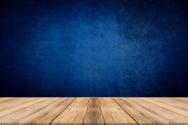 Mavi gradyan soyut arkaplandaki ahşap masa üstü ürünlerinizi görüntülemek veya montajlamak için kullanılabilir