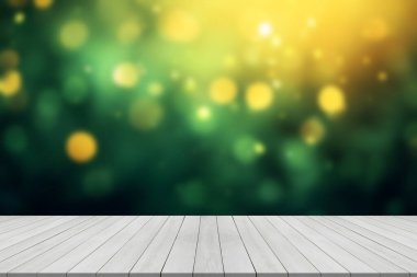 Bulanık çiçek bahçesinde gerçek ahşap masa üstü dokusu. Güzel doğa ve ürün yerleştirme tasarımı.