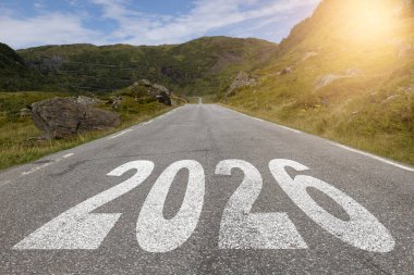 Yeni yıl 2026 ya da basit bir kavram. 2026 numara ormanda yolda yazılmış. planlama ve meydan okuma, iş stratejisi, fırsat, umut, çıkış ve yeni hayat.