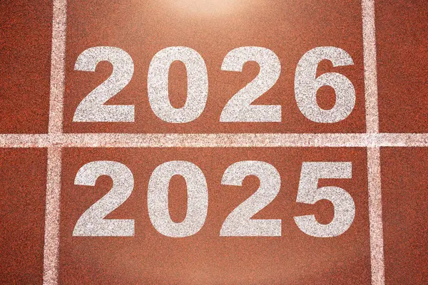 Yeni yılın başlangıcı. Koşu yolunda 2025, 2026, 2027 yılındaki değişiklikler. Yeni yılda başlayan yeni fikirlerin kavramı, KPI 'nin hayatta başarı hedeflerini belirlemenin yanı sıra planlama.