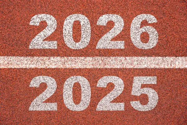 Yeni yılın başlangıcı. Koşu yolunda 2025, 2026, 2027 yılındaki değişiklikler. Yeni yılda başlayan yeni fikirlerin kavramı, KPI 'nin hayatta başarı hedeflerini belirlemenin yanı sıra planlama.
