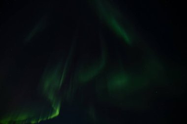 Kuzey Işıkları. Gece gökyüzünde yıldızlı Aurora Borealis. RPG soyut arkaplan ve doku oyunu oynanıyor. Kittil, Finlandiya.