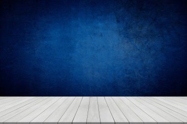 Koyu mavi desenli duvar zemininde boş bir masa. Duvarında organik gölge ve ışık yansımaları olan bir kompozisyon. Sunum, markalaşma ürünleri, kozmetik ürünleri veya mücevherler için modelleyin.